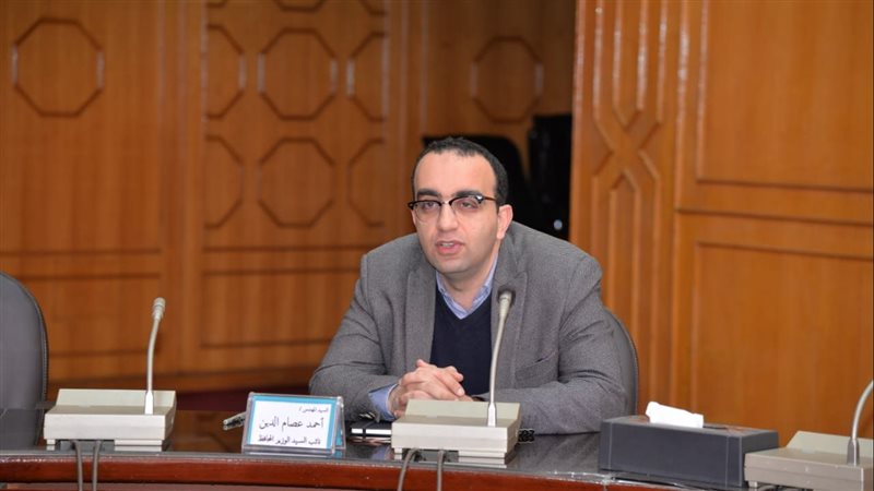 نائب المحافظ يناقش