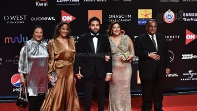 وصول أبطال الفيلم المصري العالمي Feathers إلى ريد كاربت الجونة السينمائي|صور