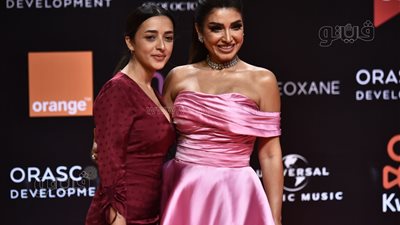 برفقة ابنتها.. روجينا بفستان وردي على ريد كاربت رابع ليالي الجونة السينمائي | صور