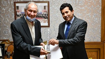 بعد فوزه برئاسة الاتحاد الدولي لليد مجددا.. وزير الرياضة يستقبل حسن مصطفى