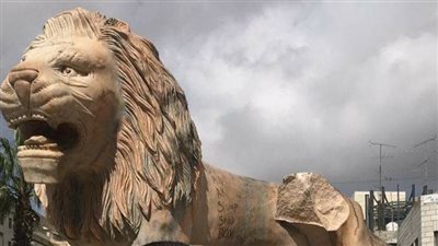 زعم أنها أصنام.. الشرطة الفلسطينية تكشف الدافع من تحطيم تماثيل أسود رام الله 