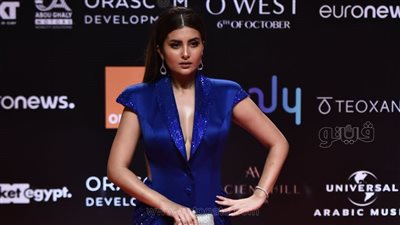 رشا بن معاوية بالأزرق على السجادة الحمراء في رابع أيام مهرجان الجونة|صور