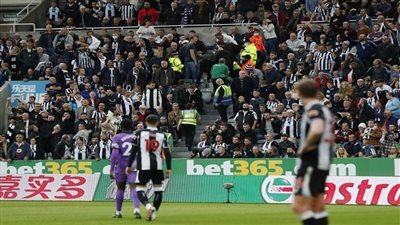 المباراة توقفت 10 دقائق لإصابة مشجع.. توتنهام يتقدم على نيوكاسل بالشوط الأول |فيديو