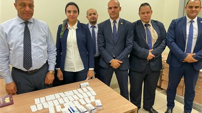 ضبط 330 قرص مخدر بحوزة راكب بمطار القاهرة