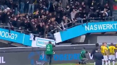 انهيار مدرج ملعب أثناء احتفالات الجمهور بالدوري الهولندي | فيديو