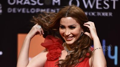 بـ قبلة وفستان أحمر.. نسرين طافش تخطف الأنظار على ريد كاربت الجونة | صور
