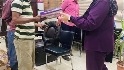 رئيس مجلس مدينة قها توزع حلوى المولد على العمال