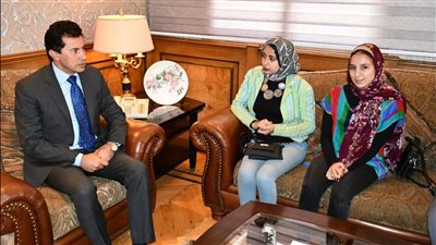 وزير الرياضة يلتقي أمل توفيق لاعبة رفع الأثقال بعد تعرضها لحادث تصادم | صور