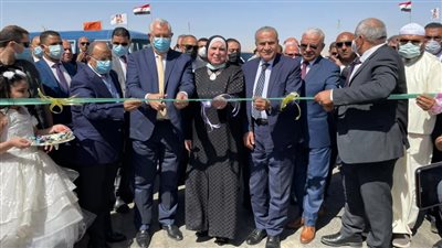 وزيرة التجارة تفتتح معمل تربية دودة القز لإنتاج الحرير في الوادي الجديد | صور