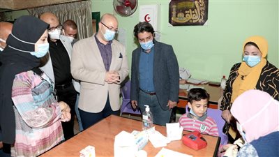 محافظ بني سويف يتفقد سير العمل بمبادرة الكشف عن الأنيميا والسمنة والتقزم بالمدارس 