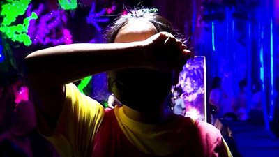 مسدسات وأقنعة.. زبائن مقهى يدخلون لعبة الحبار بإرادتهم