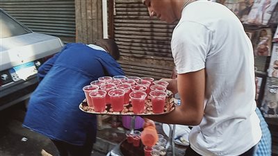 شاهد.. أهالي الإسكندرية يوزعون الشربات احتفالاً بذكرى المولد النبوي