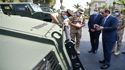 4 صور ترصد تفقد السيسي عددا من المركبات المدرعة المطورة من قبل القوات المسلحة والاستماع إلى شرح تفصيلي