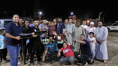 أقباط ومسلمي إسنا يوزعون العصائر على المارة في الشوارع احتفالًا بالمولد النبوي | صور