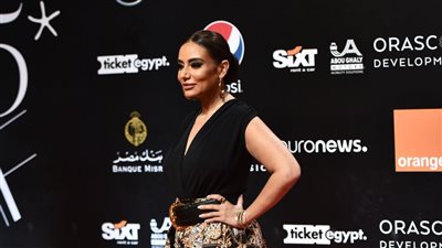 سارة الطباخ أول الحضور على السجادة الحمراء في خامس أيام مهرجان الجونة|صور