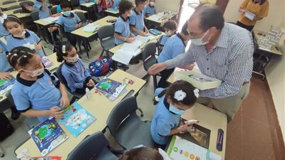 فيها حاجة حلوة.. مدير مدرسة تابعة للمطرانية ببورسعيد يوزع حلوى المولد على الطلاب | فيديو 