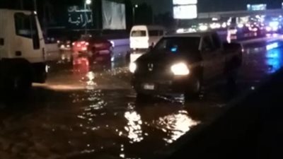 كثافات مرورية أعلى الطريق الدائري في اتجاه السلام بسبب كسر ماسورة مياه | فيديو