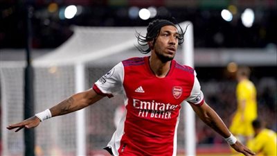 رسميا.. آرسنال يسحب شارة القيادة من أوباميانج