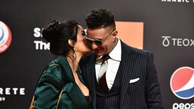 زوجة أحمد الفيشاوي تقبله على الريد كاربت في خامس أيام مهرجان الجونة | فيديو وصور