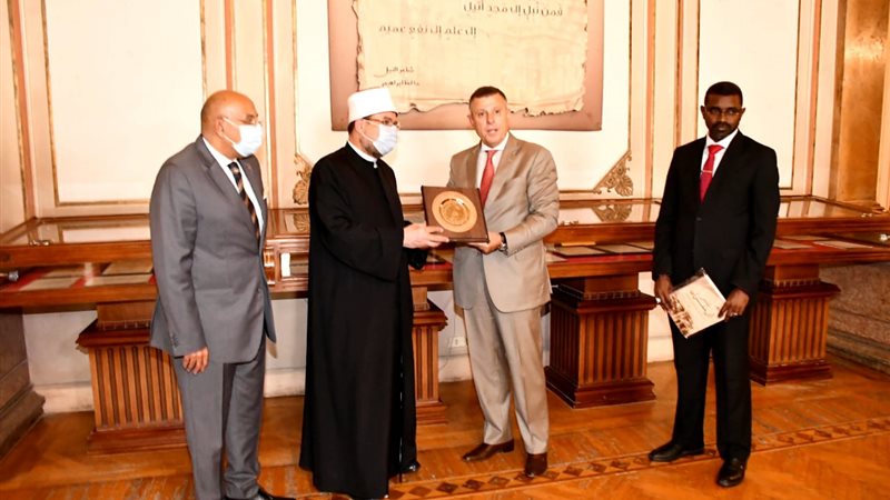 إهداء درع جامعة عين