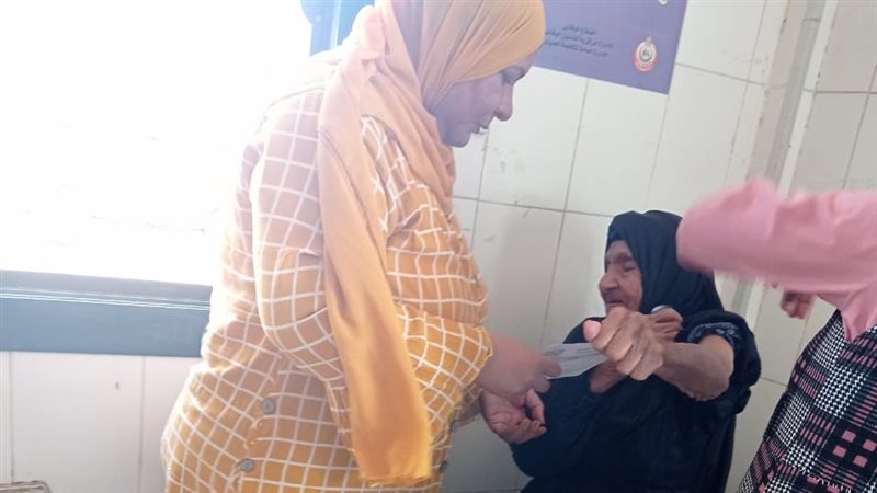 تطعيم سيدة مسنة من