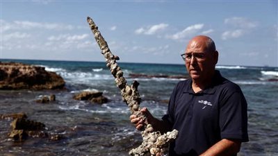 لحظة عثور غواص على سيف من زمن الحروب الصليبية | فيديو