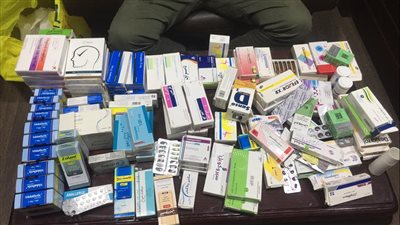 ضبط مخزن تابع لمستشفى خاص يحتوي على أدوية مغشوشة ومواد مخدرة بالقاهرة | صور