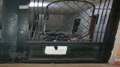 ركن دراجته النارية بمدخل العمارة.. جهاز العاشر يمهل مواطنا أسبوع لإزالة المخالفة|صور