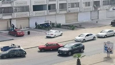 بعد قرار جهاز تنمية العاشر.. أصحاب المحال التجارية يخلون بضاعتهم ويزيلون اللوحات الإعلانية|صور