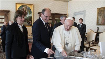 البابا فرانسيس يحصل على هدية استثنائية من رئيس الوزراء الفرنسي