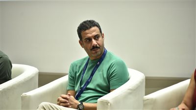 محمد فراج موظف استقبال بفندق في مسلسل الغرفة ٢٠٧