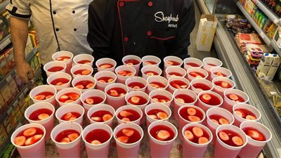 شاهد| أهالي العجمي يوزعون الأرز باللبن والشربات احتفالا بذكرى المولد النبوي