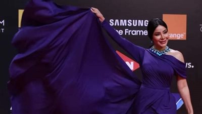 خبيرة موضة: لجين عمران اختارت فستانا مفعما بالأنوثة والرقي