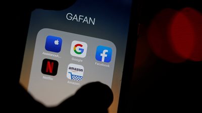 خبيرة سابقة في 