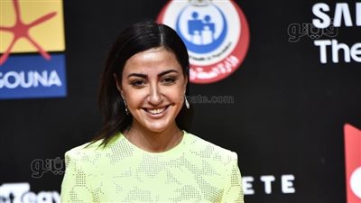 ناردين فرج تتألق بالأصفر على السجادة الحمراء في سادس أيام مهرجان الجونة|فيديو وصور