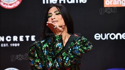 بقبلة وإطلالة مميزة.. هدى المفتي تتألق على ريد كاربت فيلم 