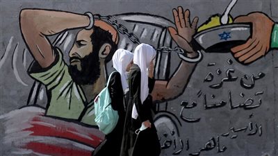 نقل 3 أسرى فلسطينيين مضربين عن الطعام إلى المستشفى بعد تدهور أحوالهم الصحية