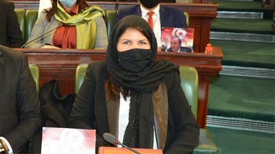 برلمانية تطالب الرئيس التونسي بمساعدتها في العلاج من السرطان