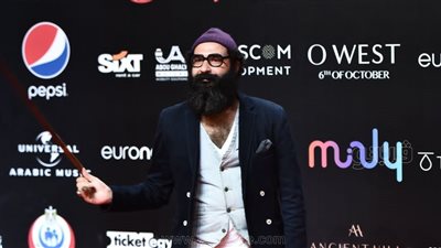 طاقية وعكاز ولحية.. تعرف على صاحب أكثر إطلالة كوميدية في مهرجان الجونة | فيديو وصور