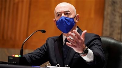 إصابة وزير أمريكي بفيروس كورونا بعد تلقيه تطعيمًا كاملًا