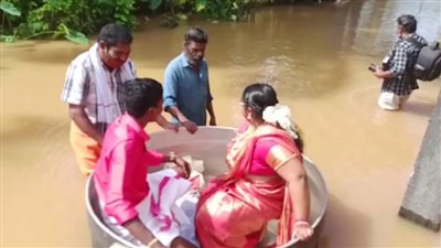 للضرورة أحكام.. عروسان يتحديان الفيضانات ويذهبان لزفافهما بـ 