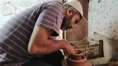  من قنا للعالم.. حكاية صناعة الخزف مع نور شوقي صاحب ورشة بالصعيد | فيديو