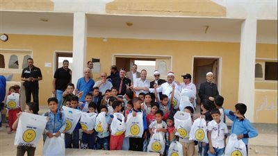 أسرة الشهيد محمد الددامونى توزع هدايا على طلاب الأزهر بوسط سيناء | صور