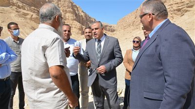 محافظ سوهاج يتفقد عددًا من مخرات السيول 