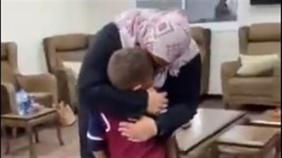 بعد 6 سنوات اعتقال.. لحظة مؤثرة للقاء الأسيرة الفلسطينية نسرين أبو كميل بعائلتها | فيديو