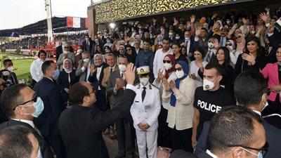 لقطة اليوم.. السيسي يتبادل التحية مع أسر حفل تخرج دفعة جديدة من طلاب أكاديمية الشرطة 2021