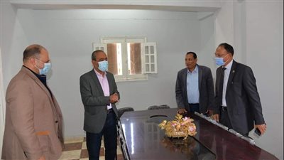 محافظ الإسماعيلية يفاجئ موظفى الوحدة المحلية لقرية عين غصين | صور