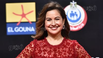 ريا أبي راشد وابنتها أول الحضور على السجادة الحمراء سابع أيام مهرجان الجونة | فيديو وصور