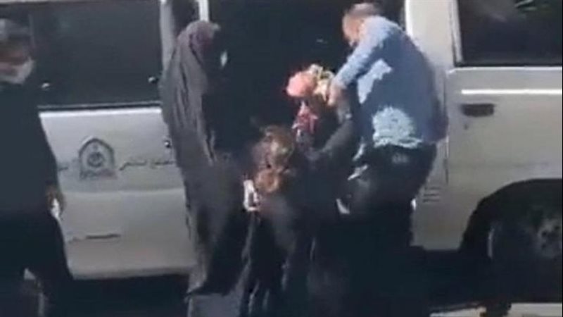 لحظة اعتقال الفتاة