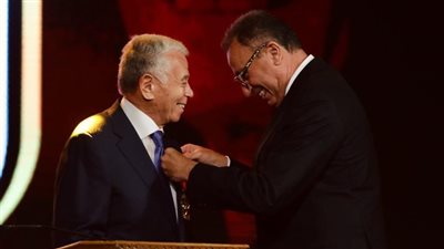 الخطيب يمنح حسن حمدي القلادة الذهبية للنادي الأهلي | صور